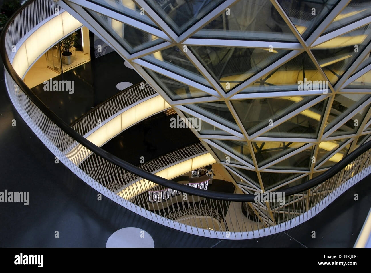 Im Inneren des Einkaufszentrums MyZeil (Architekt Massimiliano Fuksas), Frankfurt Am Main, Deutschland Stockfoto