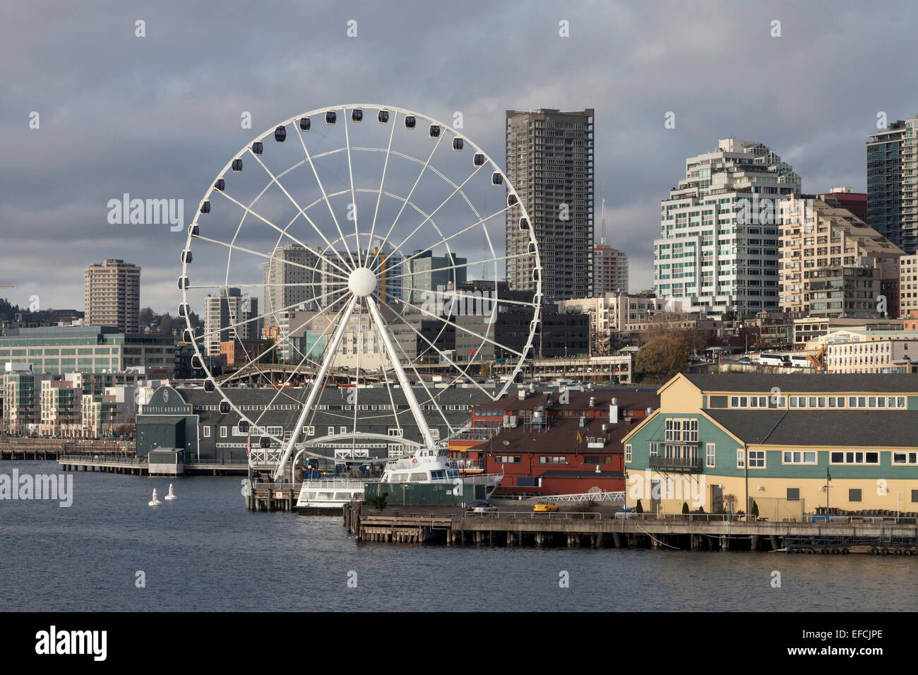 Seattle Great Wheel von Elliott Bay - Seattle, King County, Washington, USA Stockfoto