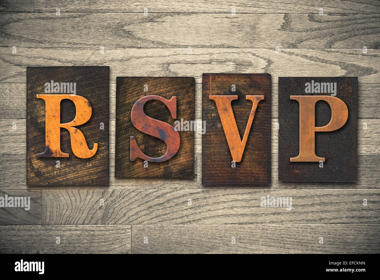 Das Wort "RSVP" in Vintage Holz Buchdruck Art geschrieben. Stockfoto