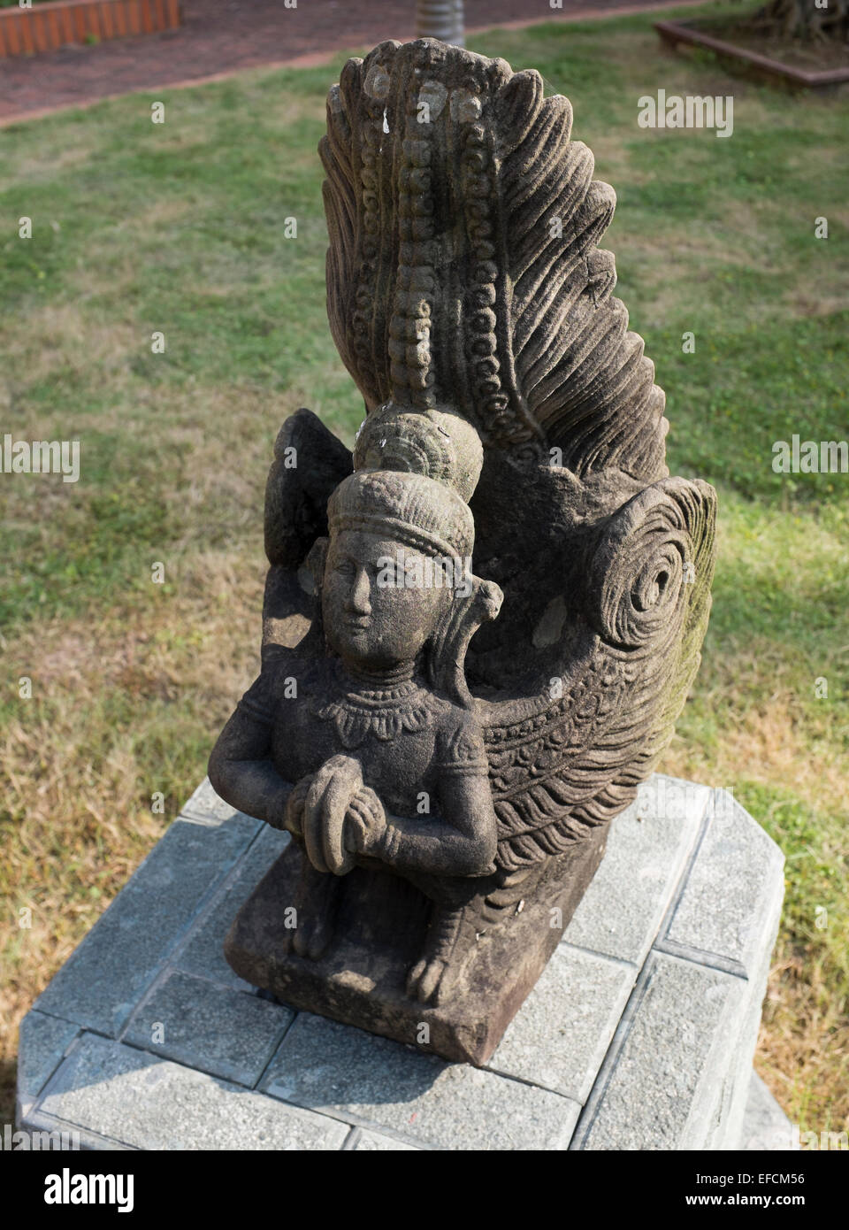 Sandstein Statue der weiblichen Gottheit auf dem Gelände des Museum der nationalen Geschichte Hanoi Vietnam Stockfoto