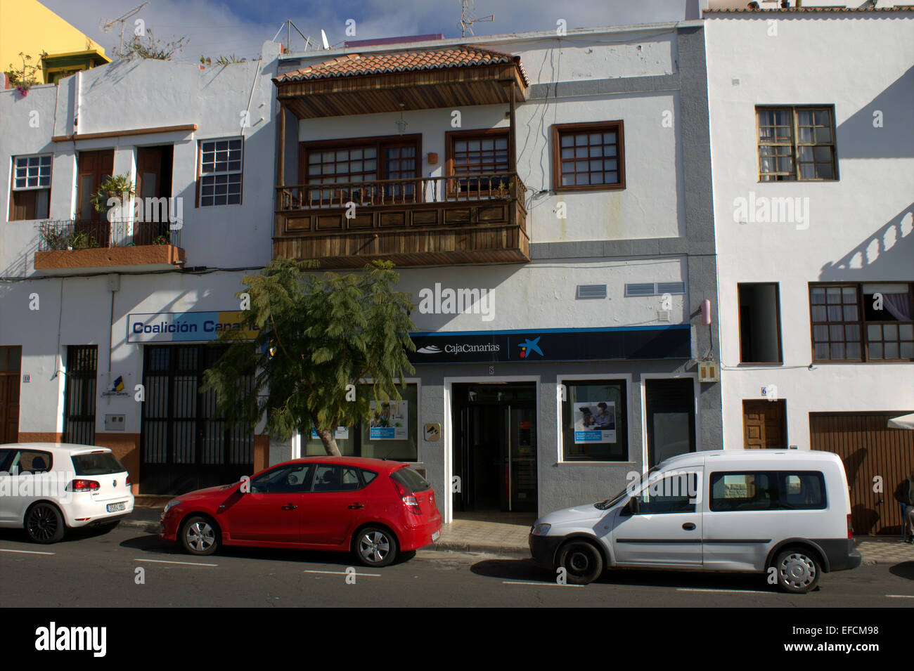 CajaCanarias Bank neben einer spanischen Politik Partei namens Coalicion Kanaren in La Palma Stockfoto