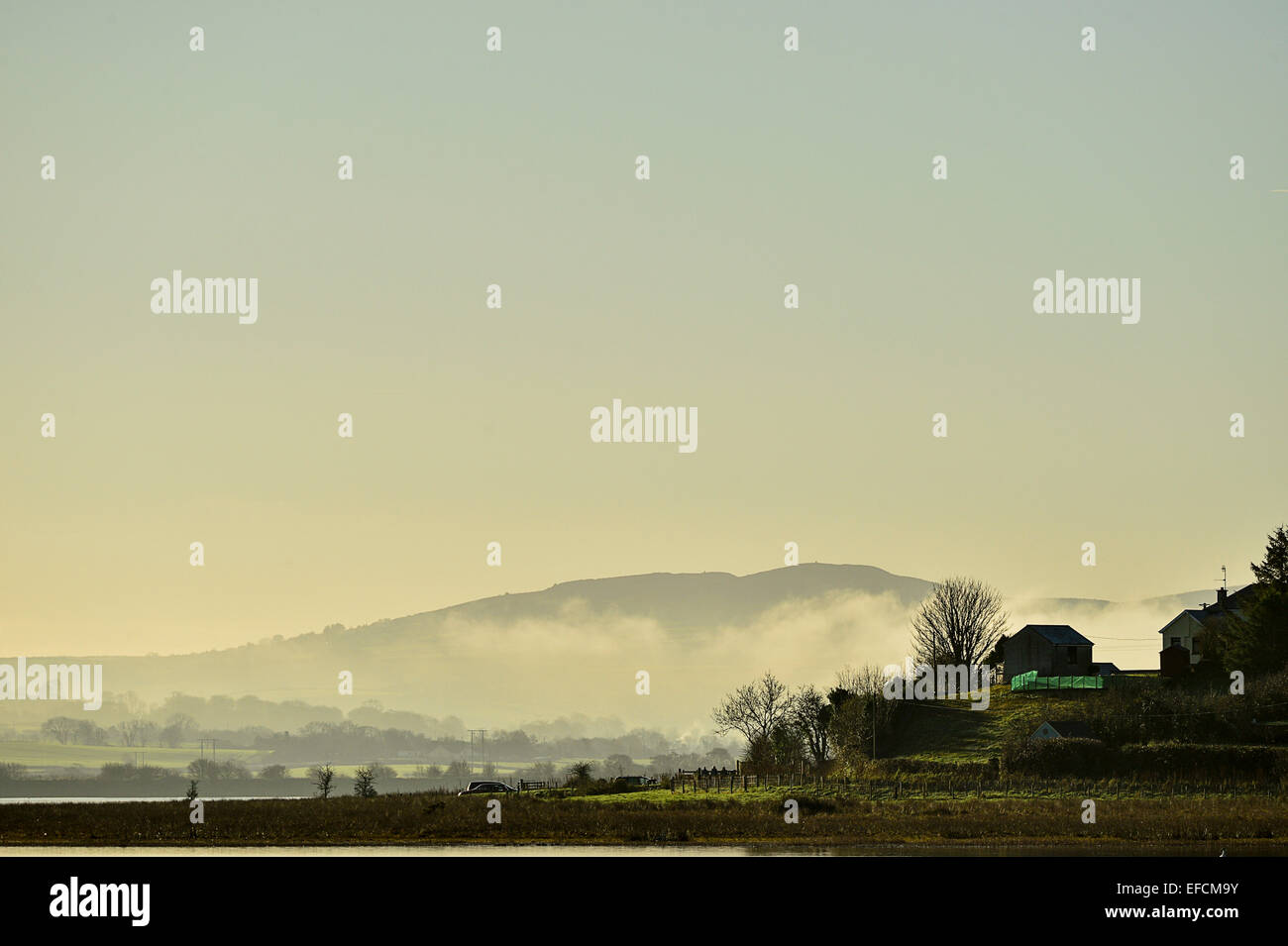 Niedriger liegende Nebel über Hügel und Ackerland am Zoll Island, County Donegal, Irland Stockfoto