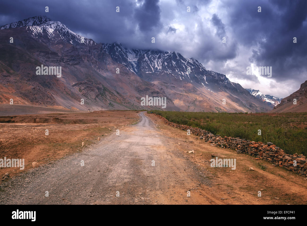 die Straße im Himalaya-Gebirge Stockfoto
