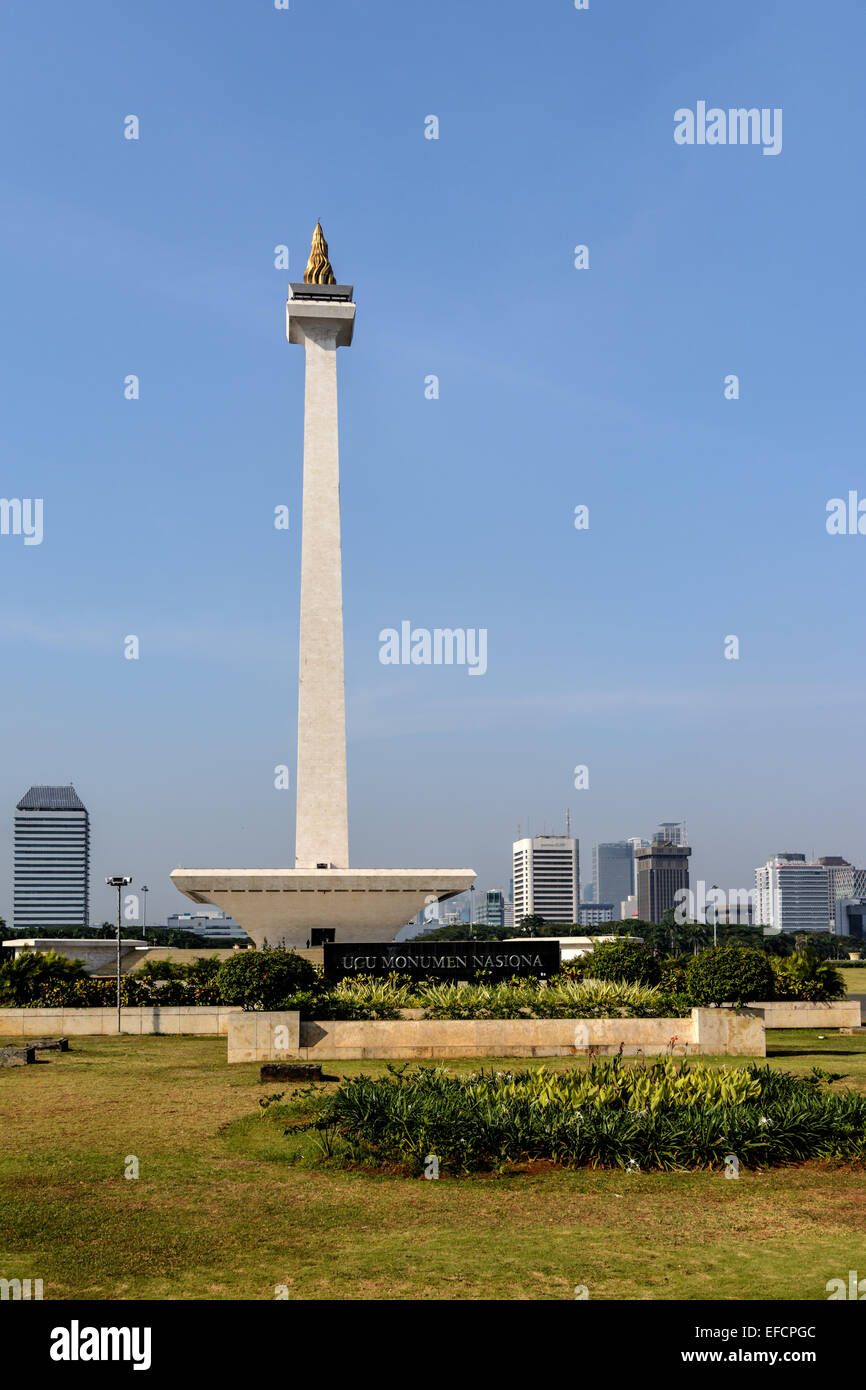 Das Nationaldenkmal (Monumen Nasional oder Monas) ist ein 132 m (433ft)-Turm in der Mitte der Merdeka Square. Stockfoto