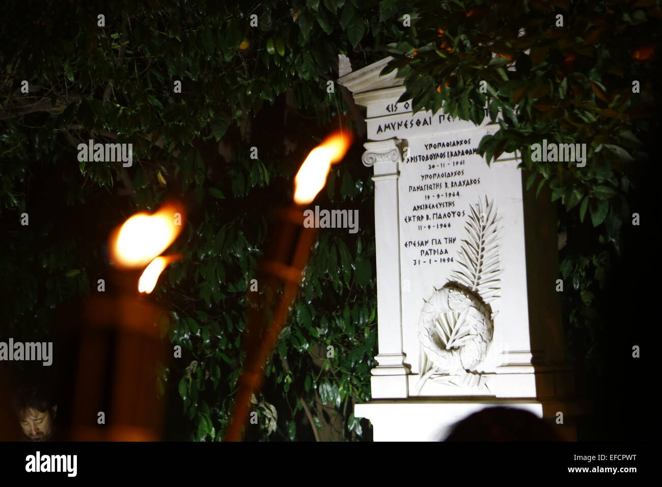 Athen, Griechenland. 31. Januar 2015. Das Imia-Denkmal ist von Torchlight abgebildet. Mitglieder der rechtsextremen Golden Dawn Partei sammelten sich im Zentrum von Athen zu erinnern, die drei griechischen Marine-Offiziere getötet während der Imia-Vorfall im Jahr 1996. Sie starben bei dem Absturz ihres Hubschraubers. Stockfoto