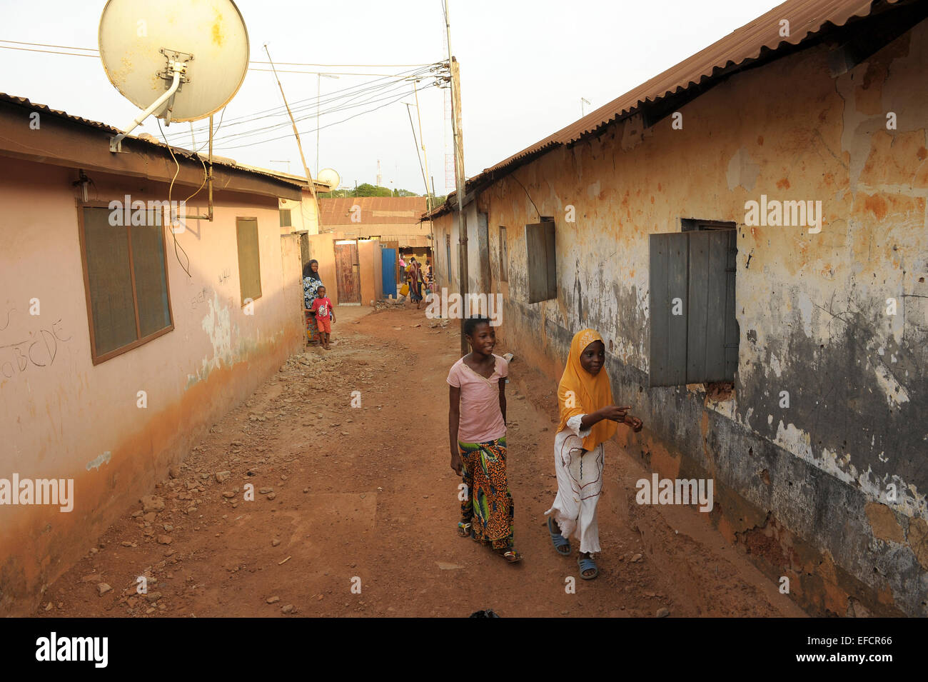 Mädchen zu Fuß durch eine Gasse in Accra, Ghana, Westafrika. Stockfoto