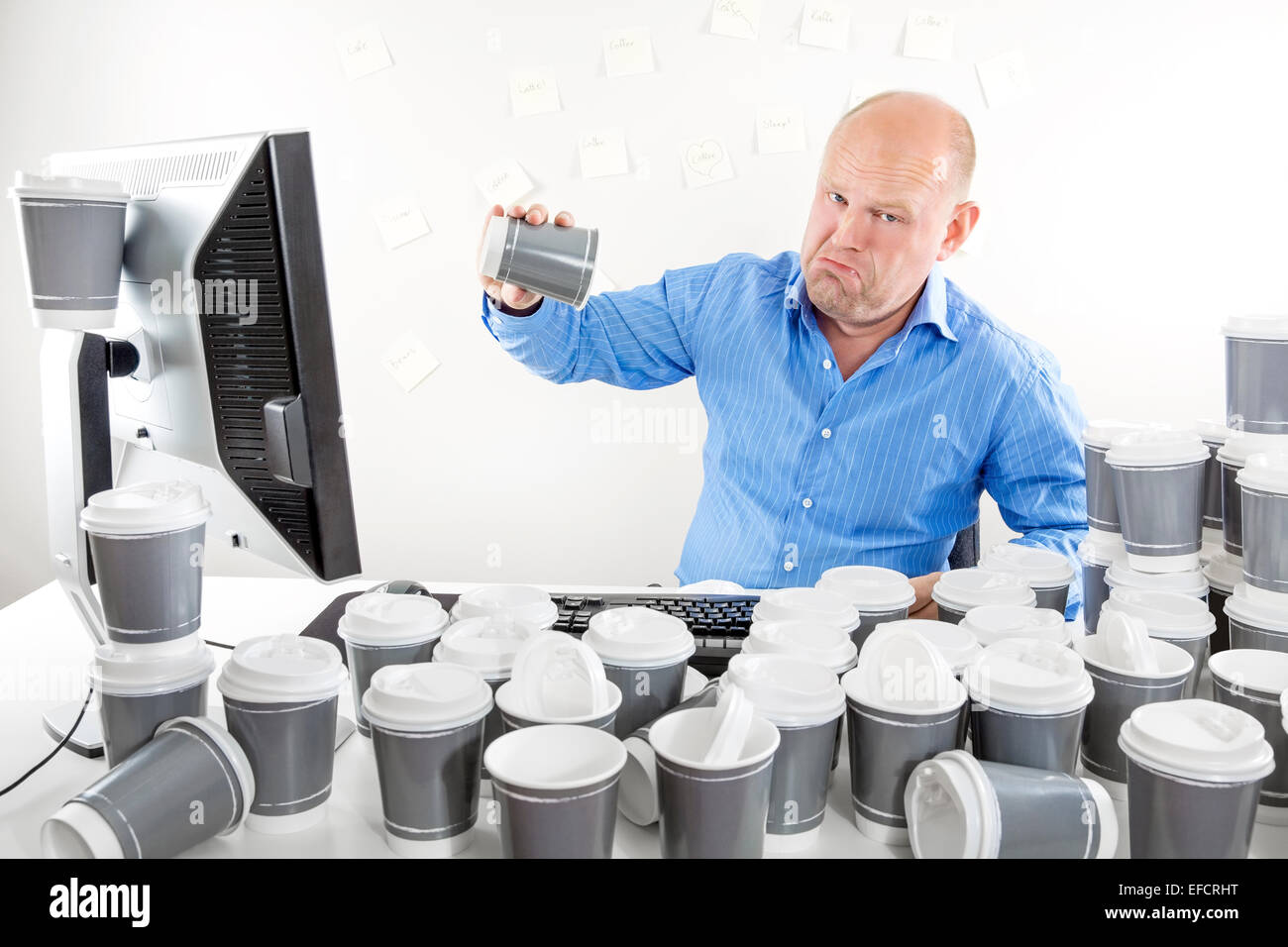 Kein Kaffee mehr für müde und traurig Geschäftsmann Stockfoto