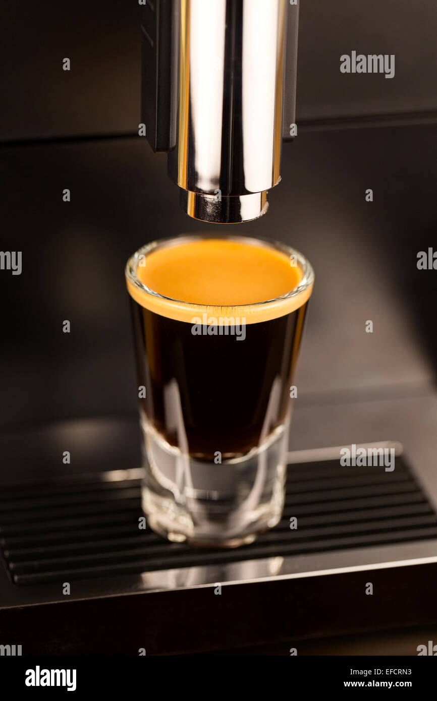 Doppelter Espresso erschossen von exklusiven Kaffeemaschine Stockfoto