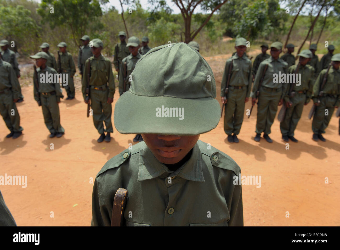 Ghanaischen Jugendliche beteiligen sich an militärischen Übungen in Kweikrom, Ghana. Stockfoto