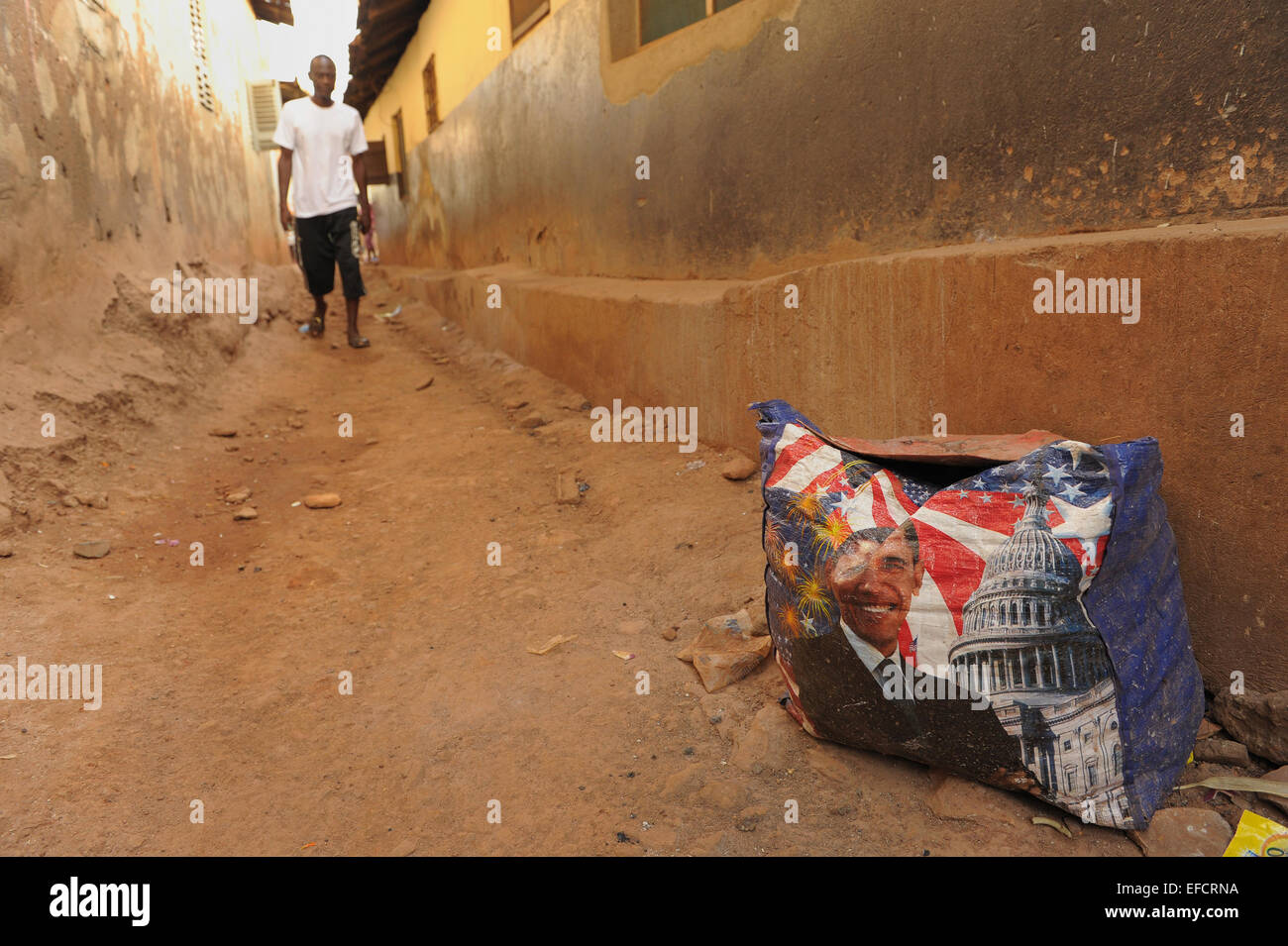 Eine Einkaufstasche mit dem Konterfei des US-Präsidenten Barak Obama liegt in einer Gasse in Accra, Ghana, Westafrika. Stockfoto