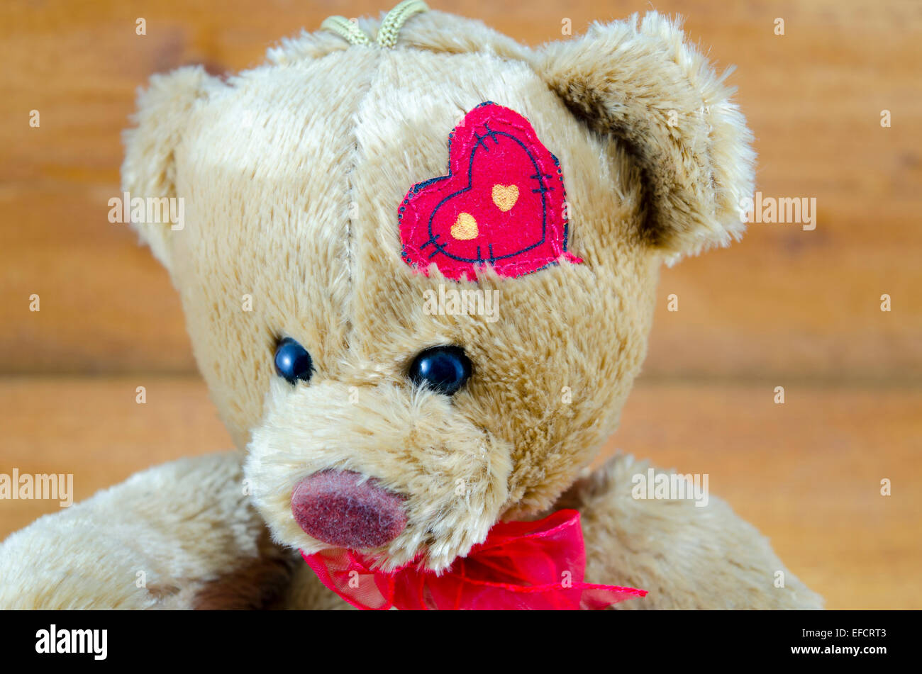 Nahaufnahme eines Teddybären mit Herz, seinen Kopf vernäht Stockfoto