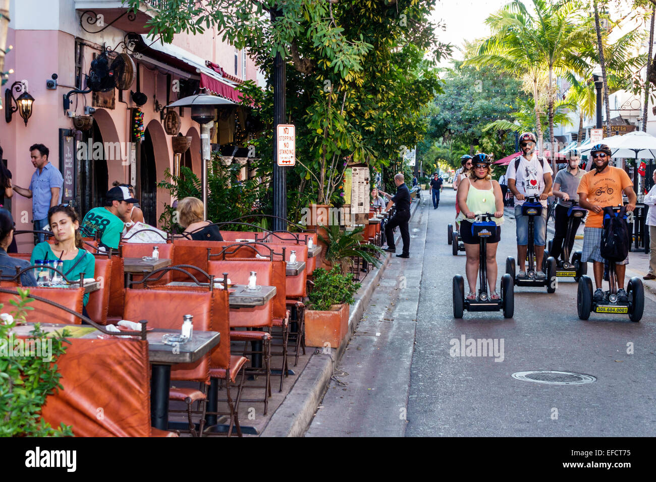 Miami Beach Florida, Espanola Way, Restaurant Restaurants Essen Essen Essen Café Cafés, Außenterrasse Bürgersteig Tische, Segways, Reiten, Mann Männer männlich, Frau FEM Stockfoto