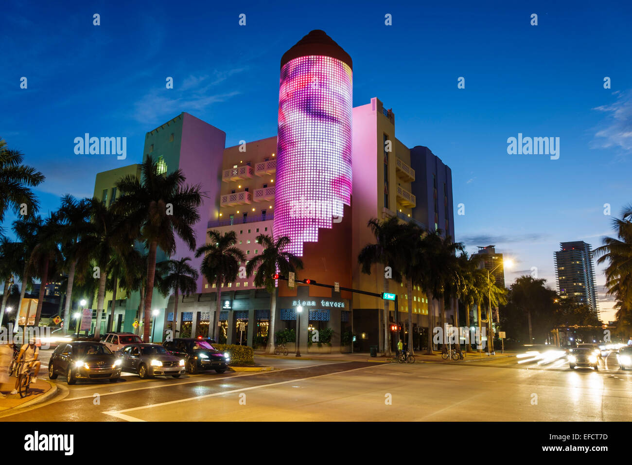 Miami Beach, Florida, 5th Fifth Street, 404 Washington, Gebäude, Glashaumturm, Lichtshow, Nacht, Verkehr, FL141220003 Stockfoto