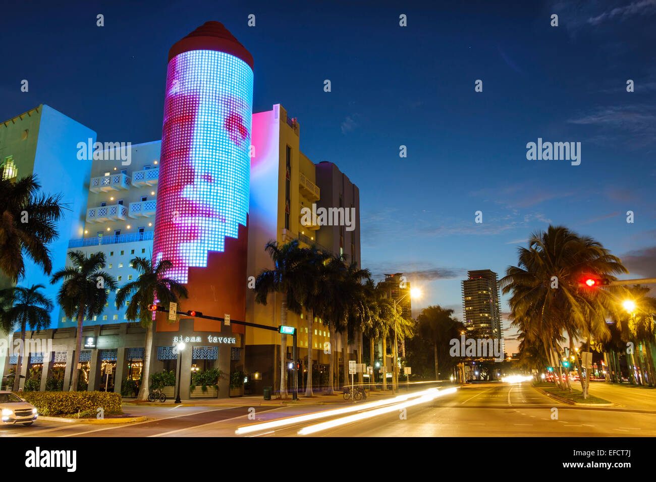 Miami Beach, Florida, 5th Fifth Street, 404 Washington, Gebäude, Glashaumturm, Lichtshow, Nacht, Verkehr, FL141220009 Stockfoto