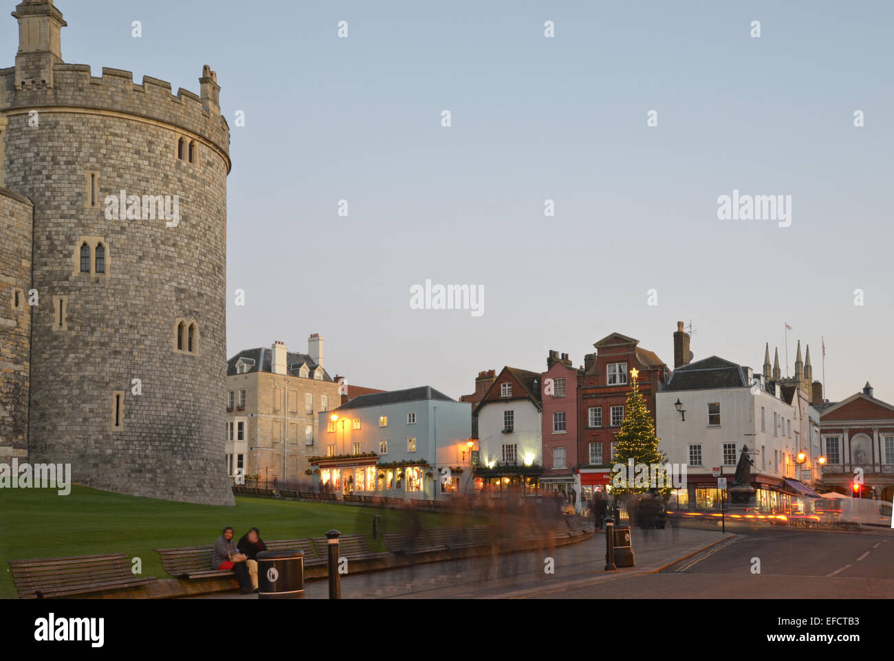Windsor Castle und Stadt in der Abenddämmerung, Windsor, Berkshire, England, Vereinigtes Königreich Stockfoto