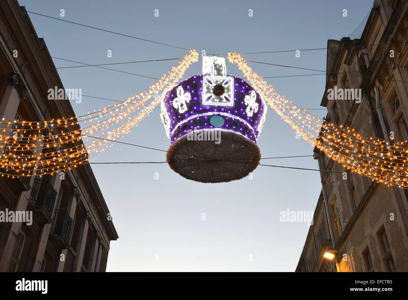 Weihnachts-Dekorationen auf Peascod Street, Windsor, Berkshire, England, Vereinigtes Königreich Stockfoto