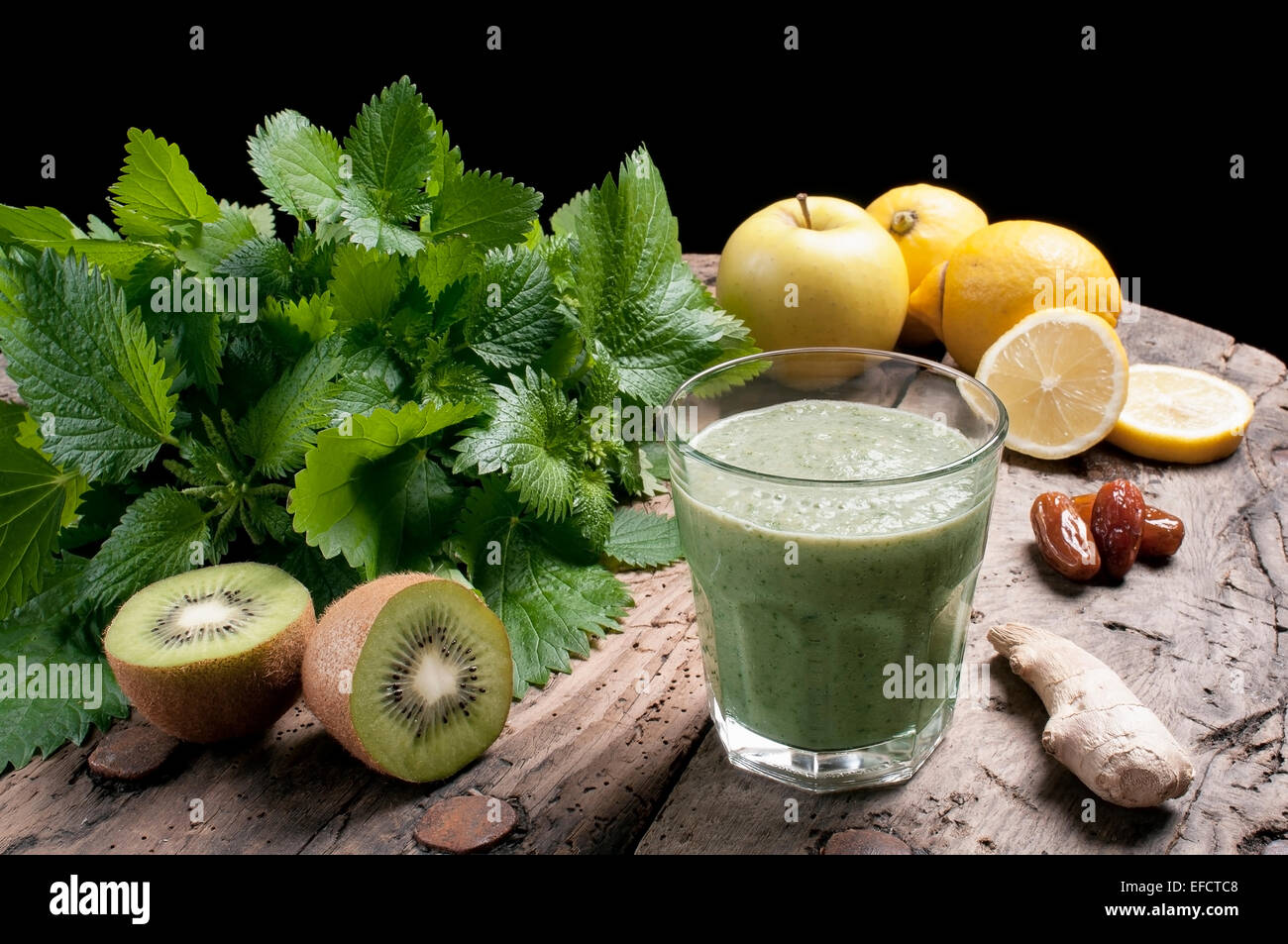 Schütteln Sie Brennnesseln mit Kiwi Äpfel und Ingwer-Detox Getränk für eine vegetarische Ernährung Stockfoto