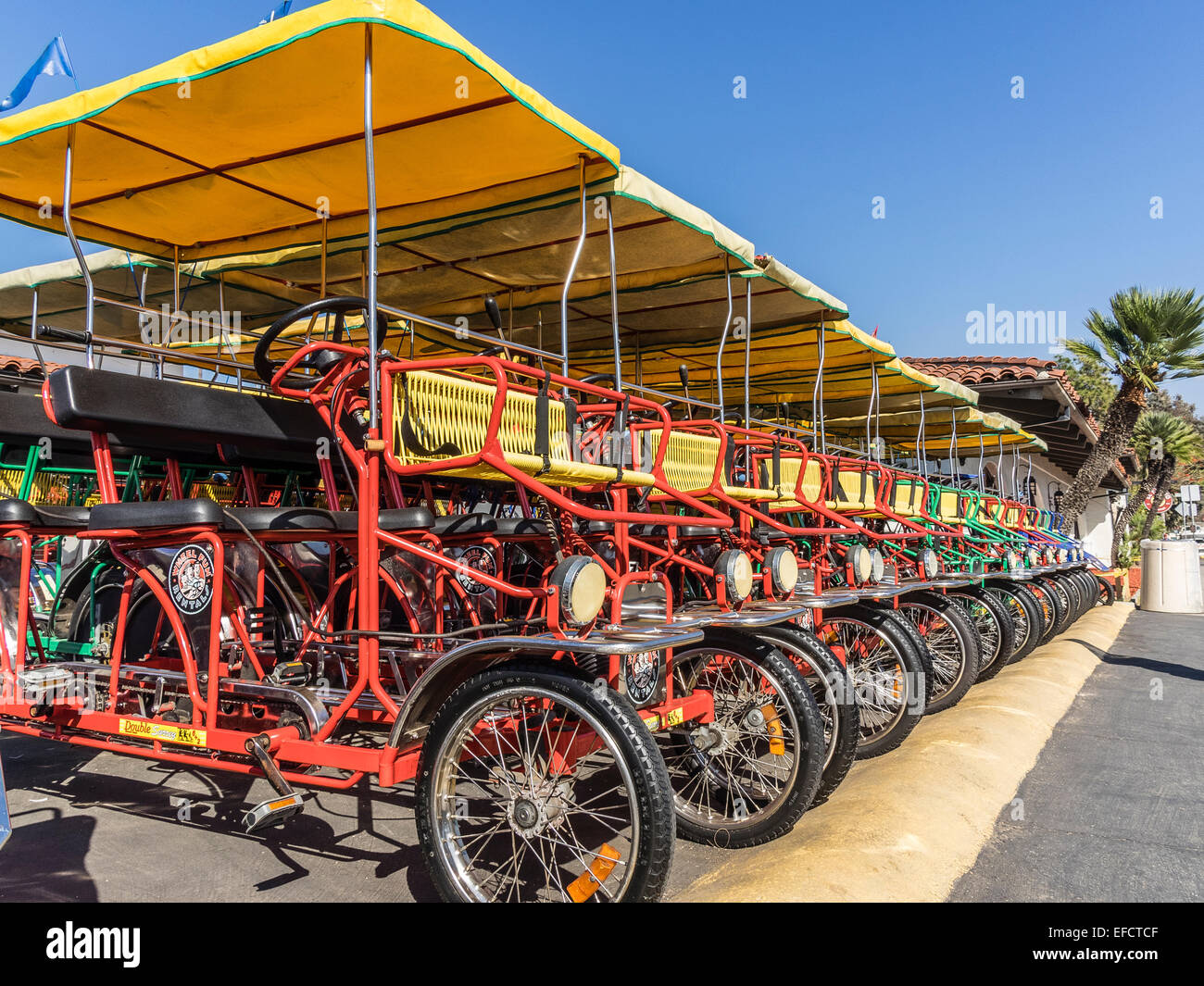 Eine Reihe von multicolor, 4er-Verleih Surries aufgereiht am Strand in Santa Barbara, Kalifornien für den Einsatz von Touristen. Stockfoto