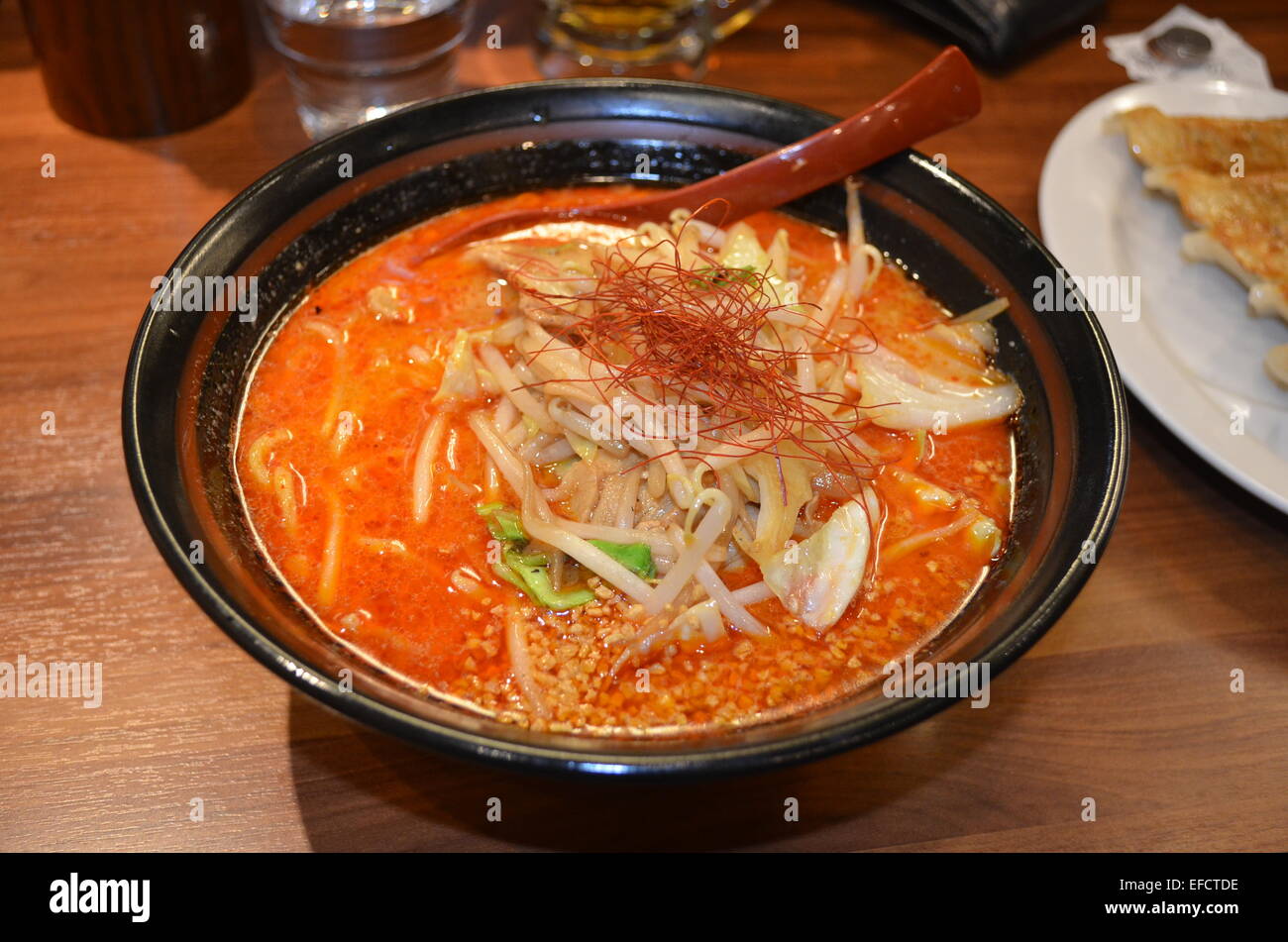 Dandan Nudeln oder Dan Dan Mian ist ein Nudelgericht aus chinesischen Sichuan-Küche. Stockfoto