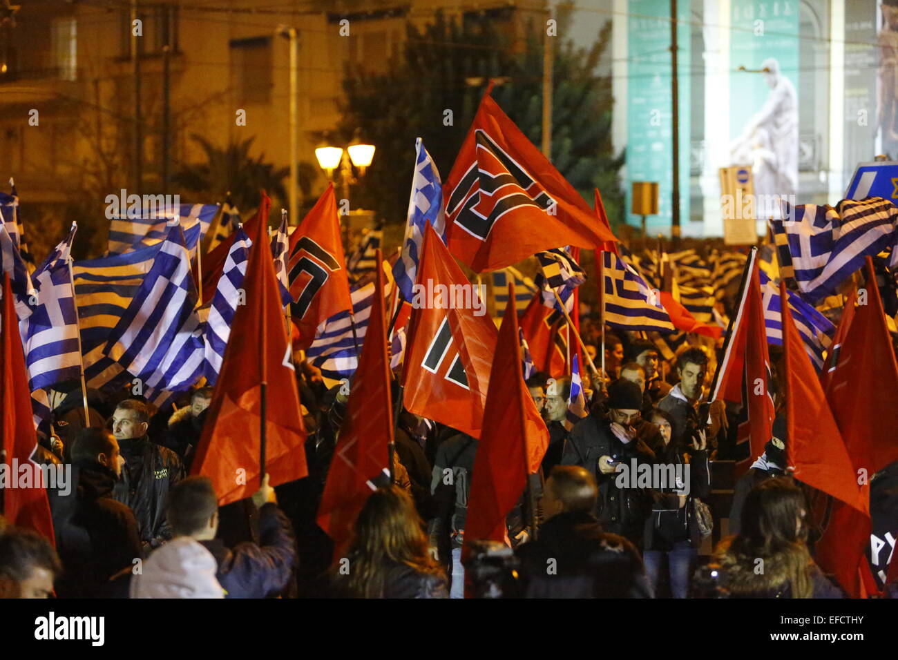 Hunderte von Golden Dawn Sympathisanten haben am Denkmal Imia zusammengestellt. Mitglieder der rechtsextremen Golden Dawn Partei sammelten sich im Zentrum von Athen zu erinnern, die drei griechischen Marine-Offiziere getötet während der Imia-Vorfall im Jahr 1996. Sie starben bei dem Absturz ihres Hubschraubers. Bildnachweis: Michael Debets/Pacific Press/Alamy Live-Nachrichten Stockfoto