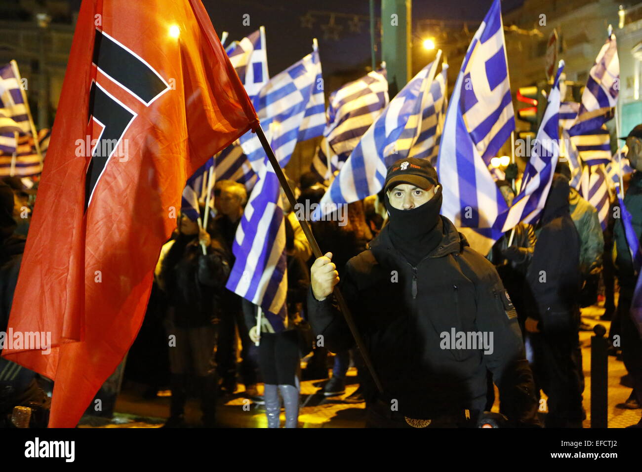 Viele Menschen der Masse Welle Griechisch und Golden Dawn Fahnen. Mitglieder der rechtsextremen Golden Dawn Partei sammelten sich im Zentrum von Athen zu erinnern, die drei griechischen Marine-Offiziere getötet während der Imia-Vorfall im Jahr 1996. Sie starben bei dem Absturz ihres Hubschraubers. Bildnachweis: Michael Debets/Pacific Press/Alamy Live-Nachrichten Stockfoto