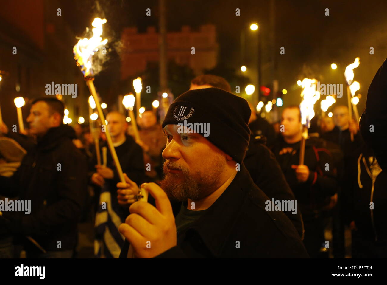 Ein Mann hält eine brennende Fackel. Mitglieder der rechtsextremen Golden Dawn Partei sammelten sich im Zentrum von Athen zu erinnern, die drei griechischen Marine-Offiziere getötet während der Imia-Vorfall im Jahr 1996. Sie starben bei dem Absturz ihres Hubschraubers. Bildnachweis: Michael Debets/Pacific Press/Alamy Live-Nachrichten Stockfoto