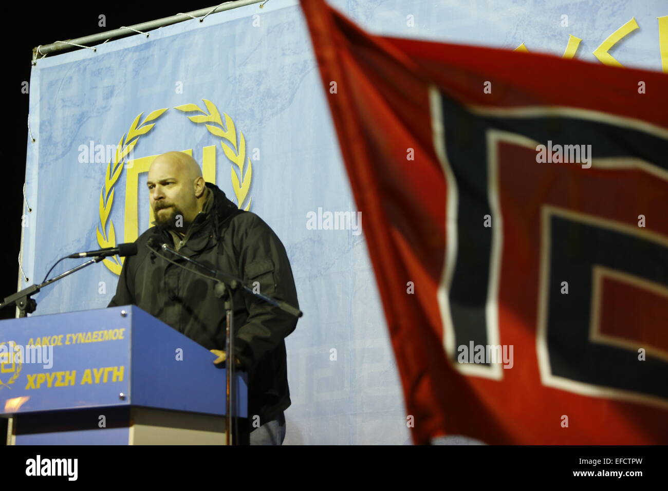 Ilias Panagiotaros, Abgeordneter (Member Of Parliament) für Golden Dawn, spricht auf der Kundgebung. Mitglieder der rechtsextremen Golden Dawn Partei sammelten sich im Zentrum von Athen zu erinnern, die drei griechischen Marine-Offiziere getötet während der Imia-Vorfall im Jahr 1996. Sie starben bei dem Absturz ihres Hubschraubers. Bildnachweis: Michael Debets/Pacific Press/Alamy Live-Nachrichten Stockfoto