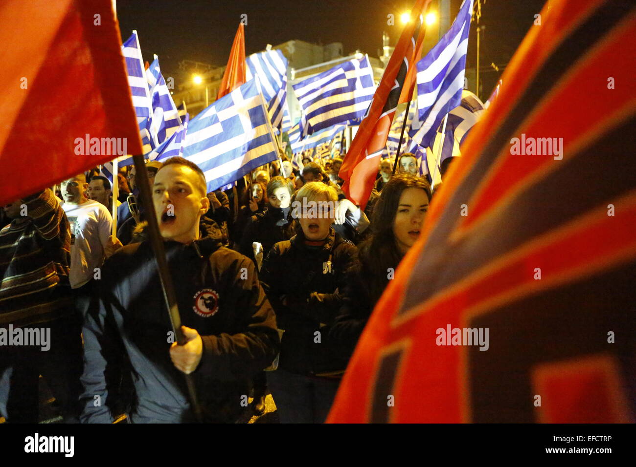 Viele Menschen der Masse Welle Griechisch und Golden Dawn Fahnen. Mitglieder der rechtsextremen Golden Dawn Partei sammelten sich im Zentrum von Athen zu erinnern, die drei griechischen Marine-Offiziere getötet während der Imia-Vorfall im Jahr 1996. Sie starben bei dem Absturz ihres Hubschraubers. Bildnachweis: Michael Debets/Pacific Press/Alamy Live-Nachrichten Stockfoto