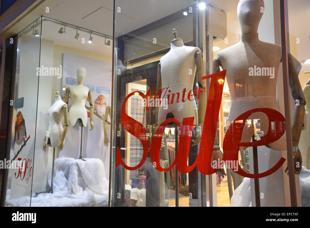 "Winterschlussverkauf" Kleidung Schaufenster, High Street, Windsor, Berkshire, England, Vereinigtes Königreich Stockfoto