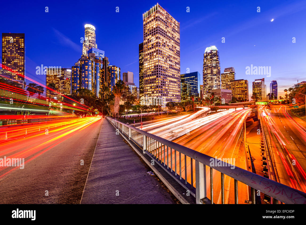 Skyline von Los Angeles, Kalifornien, USA Innenstadt über die Autobahn. Stockfoto