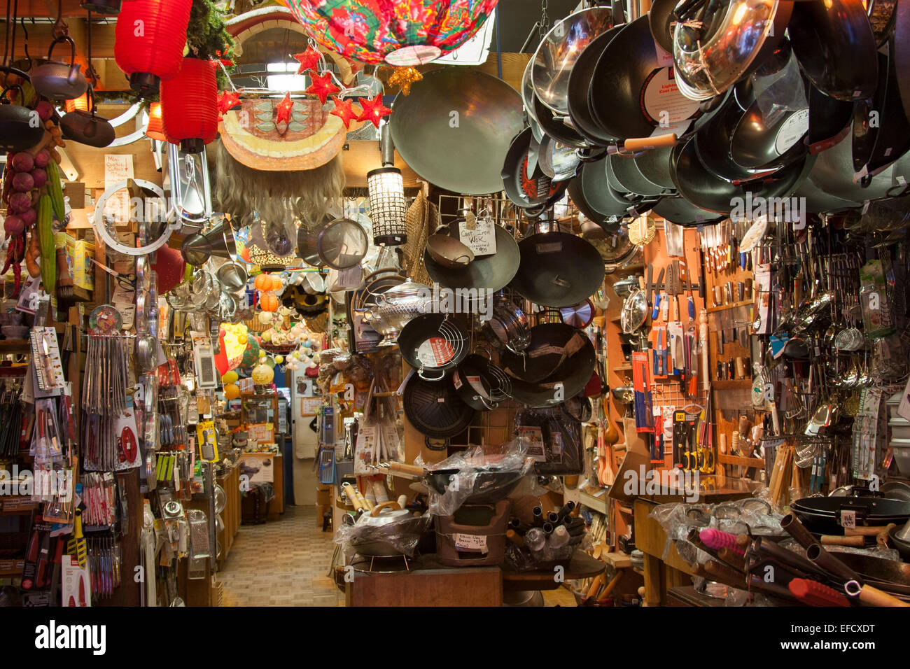 Das Innere des berühmten Wok Shop an der Grant Avenue in Chinatown, San Francisco, Kalifornien. Stockfoto