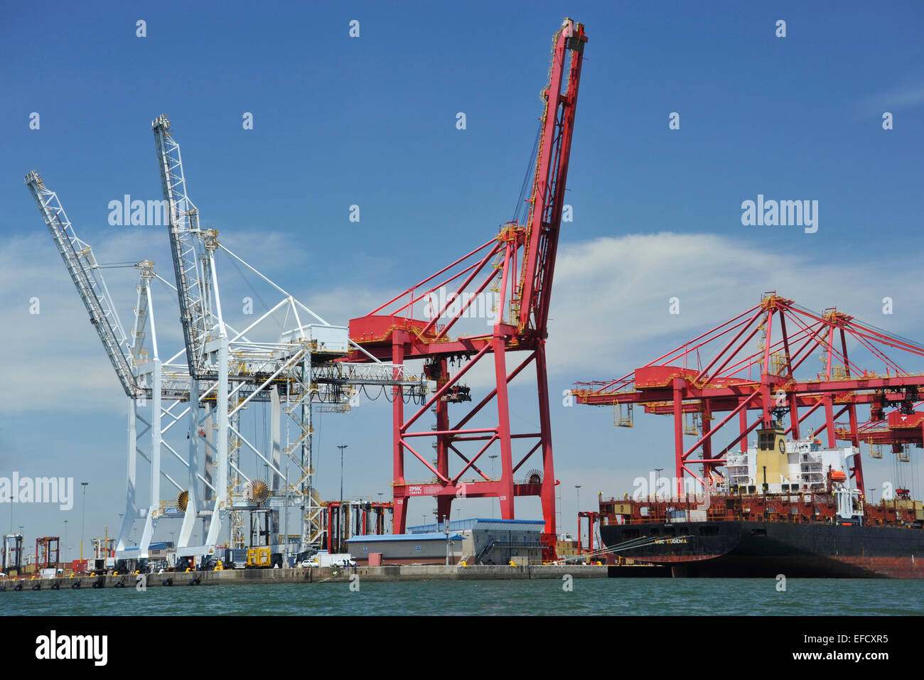 Ausleger von heavy duty Containerbrücken und Schiff Hafen im Hafen von Durban, KwaZulu-Natal, Südafrika Stockfoto