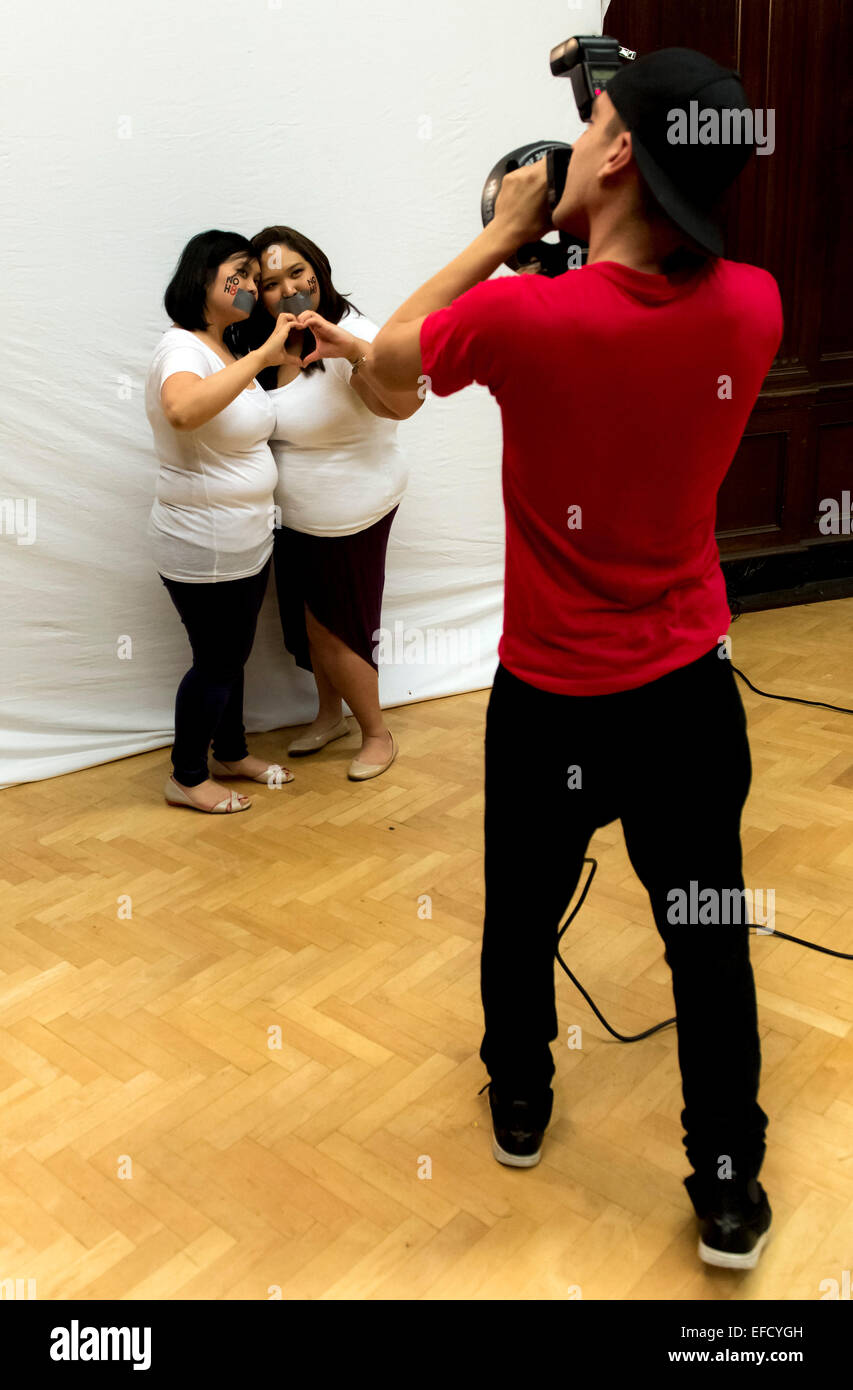 Los Angeles, Kalifornien, USA. 31. Januar 2015. ADAM BOUSKA Fotos Fans während der offenen Foto-Shooting für die NOH8-Kampagne, eine gemeinnützige Organisation, deren Aufgabe ist die Förderung der Ehe, Geschlecht und Gleichheit der Menschen durch Bildung, Fürsprache, soziale Medien und visuelle Protest. Bildnachweis: Brian Cahn/ZUMA Draht/Alamy Live-Nachrichten Stockfoto