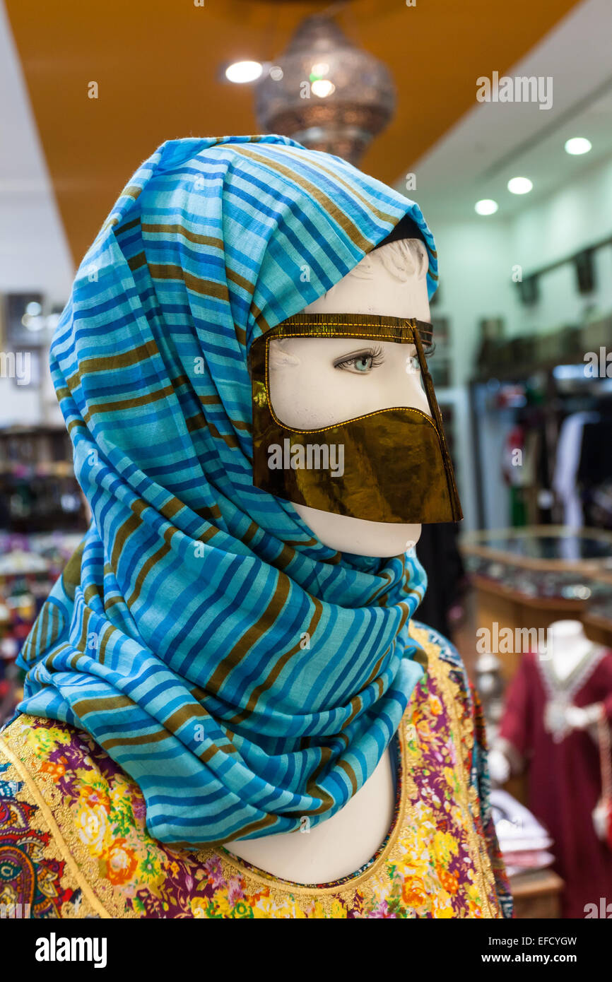 Traditionelle arabische Frauen Gesichtsmaske und Kopftuch Stockfoto