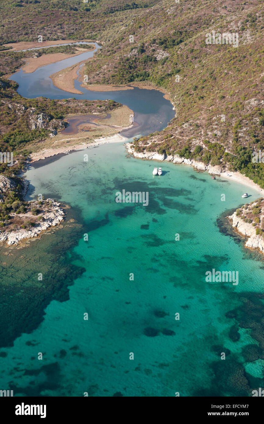 LUFTAUFNAHME. Kleine azurblaue Bucht im Golf von Saint-Florent. Fiume Santu, Korsika, Frankreich. Stockfoto