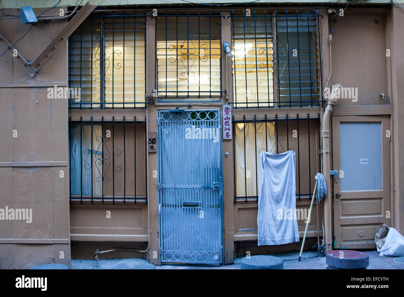 Türöffnungen auf Spofford Straße, einer Seitenstraße in Chinatown, San Francisco, Kalifornien. Stockfoto