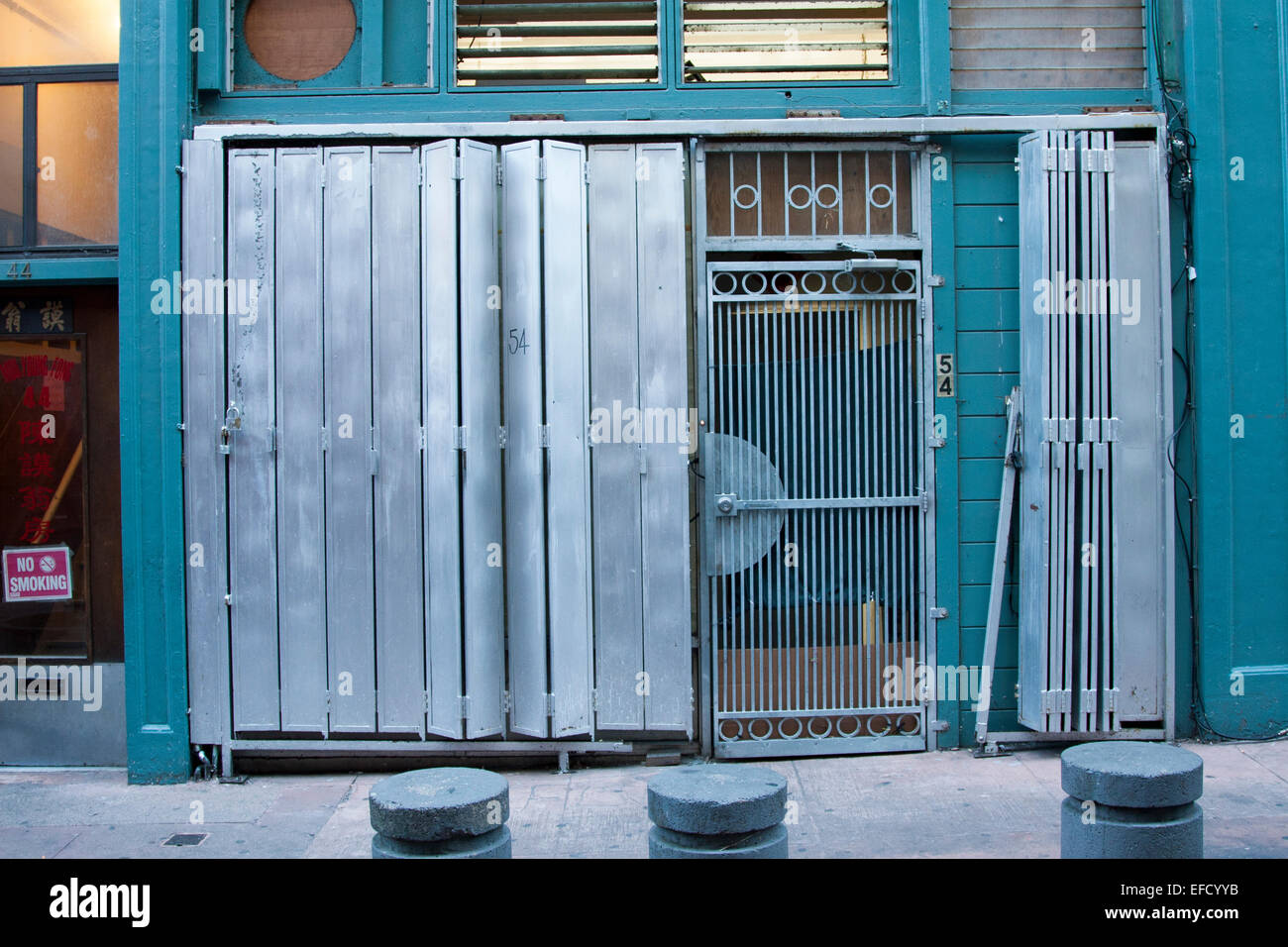 Türöffnungen auf Spofford Straße, einer Seitenstraße in Chinatown, San Francisco, Kalifornien. Stockfoto