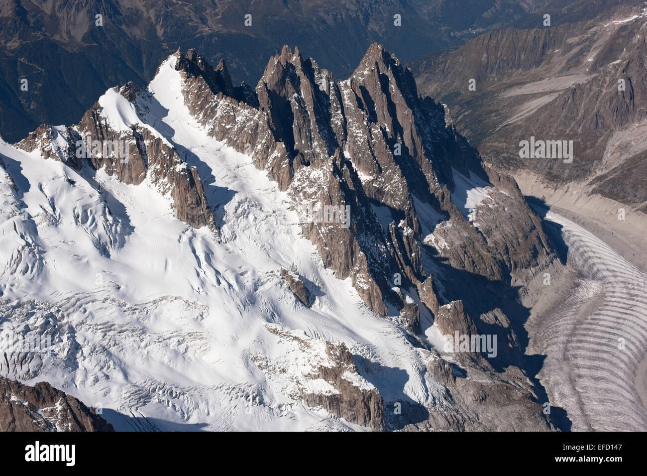 LUFTAUFNAHME. Plan, Blaitière und Grépon. Gipfel bekannt als Needles of Chamonix. Vallée Blanche Gletscher links unten. Haute-Savoie, Frankreich. Stockfoto