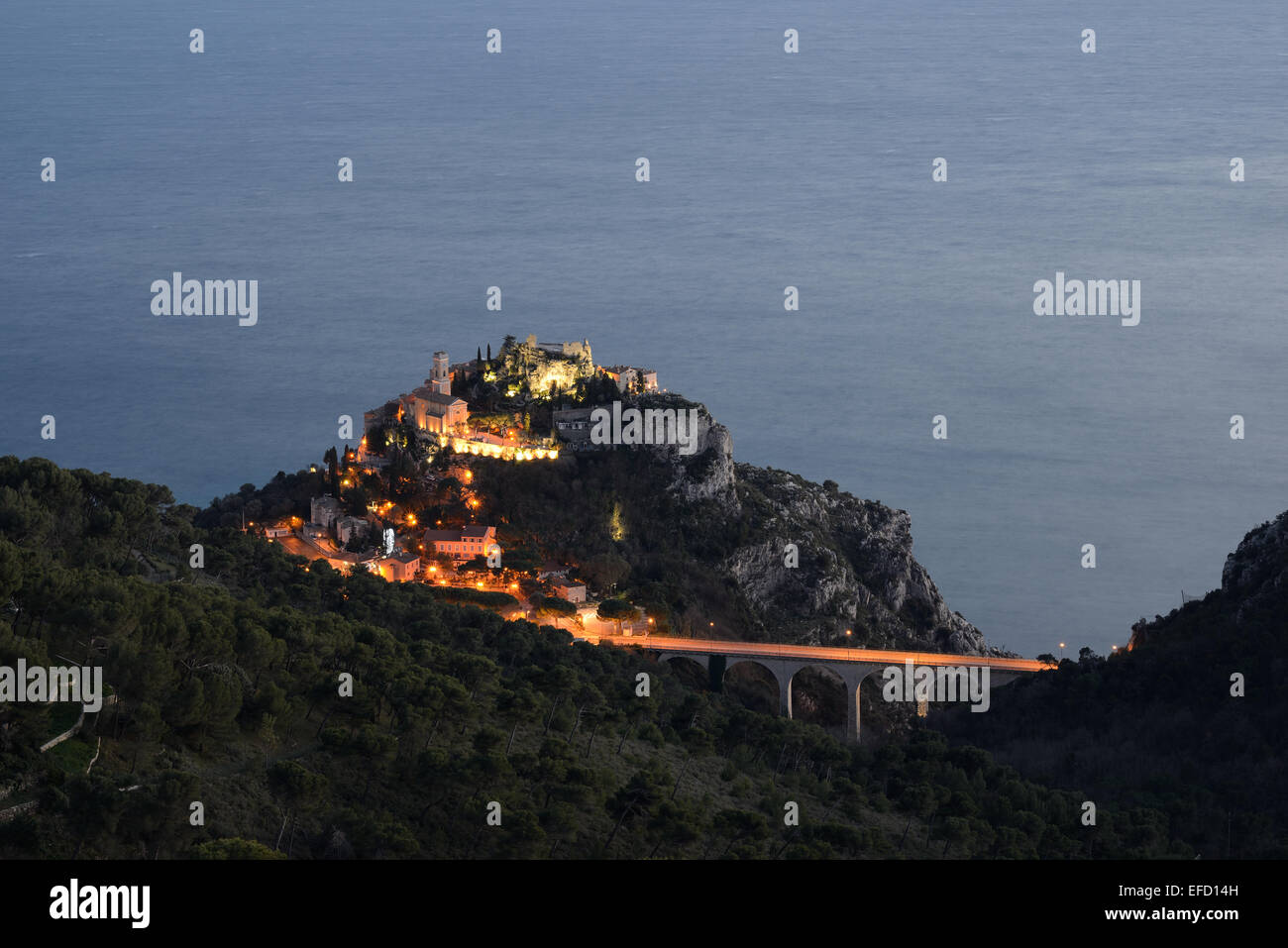 Mittelalterliches Dorf mit Blick auf das Mittelmeer in der Dämmerung. Èze-Village, Alpes-Maritimes, Französische Riviera, Frankreich. Stockfoto