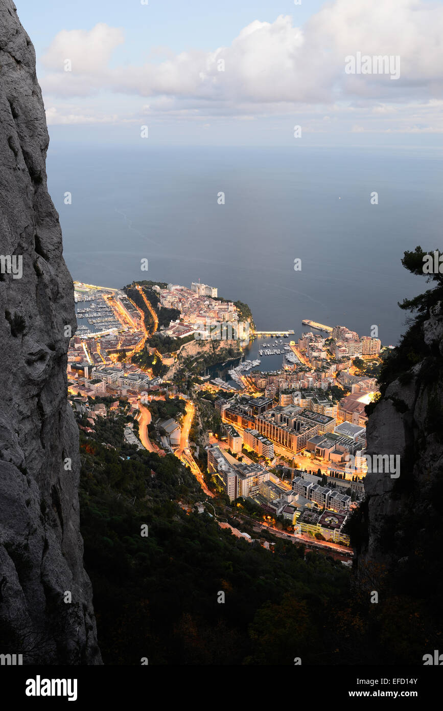 Fürstentum Monaco bei Dämmerung von einer Meereshöhe von 550 Metern mit zwei Kalksteinfelsen, die die berühmte Stadt einrahmen. Stockfoto