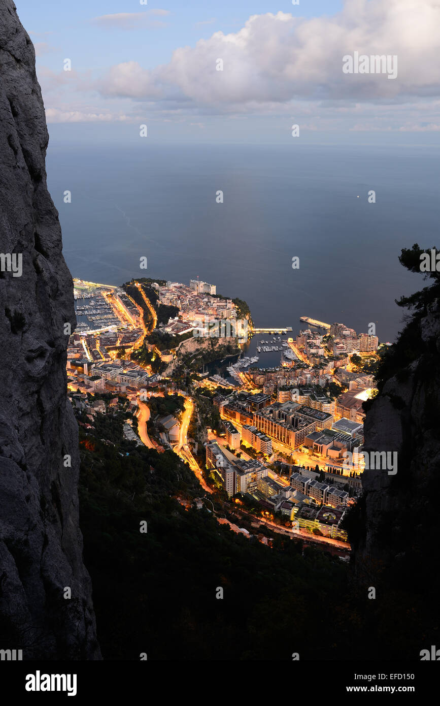 Fürstentum Monaco bei Dämmerung von einer Meereshöhe von 550 Metern mit zwei Kalksteinfelsen, die die berühmte Stadt einrahmen. Stockfoto