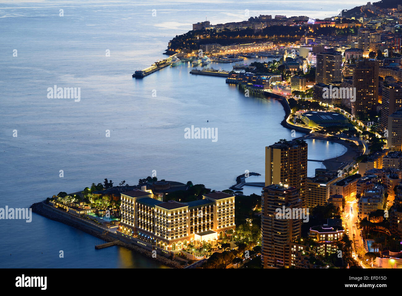 Skyline des Fürstentums Monaco in der Dämmerung von einer Höhe von 300 Metern über dem Meeresspiegel aus gesehen. Stockfoto