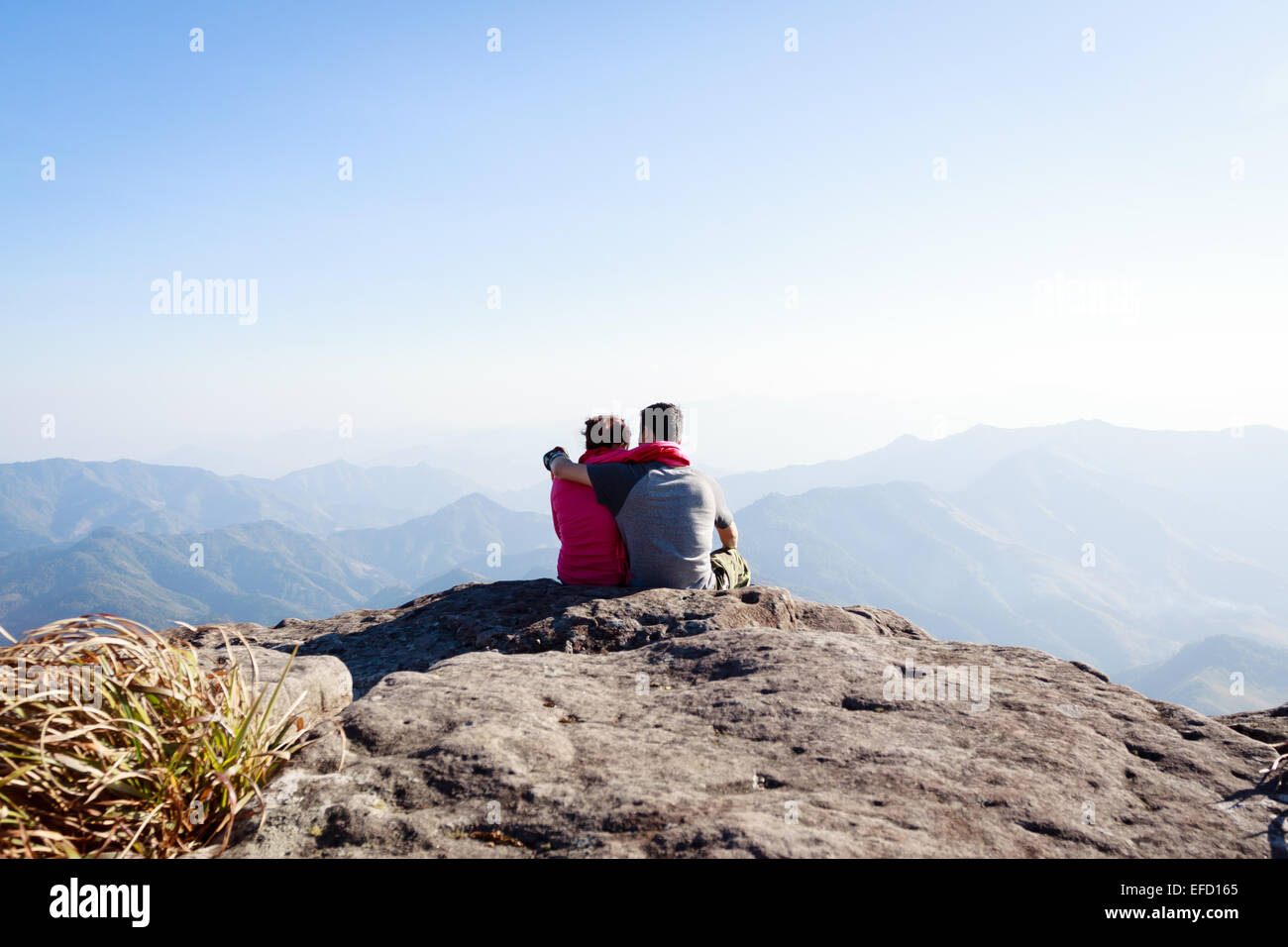 Frauen am Rande einer Klippe Stockfoto