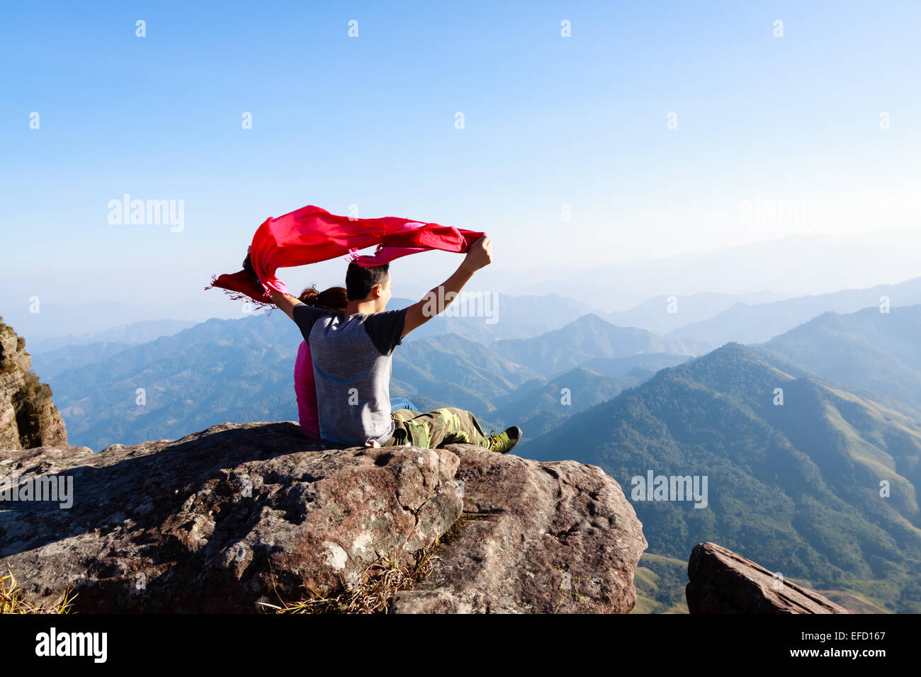 Frauen am Rande einer Klippe Stockfoto