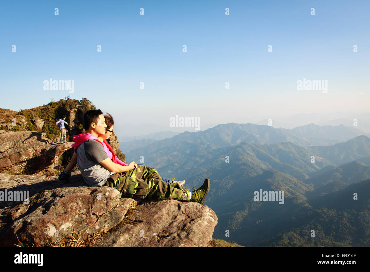 Frauen am Rande einer Klippe Stockfoto