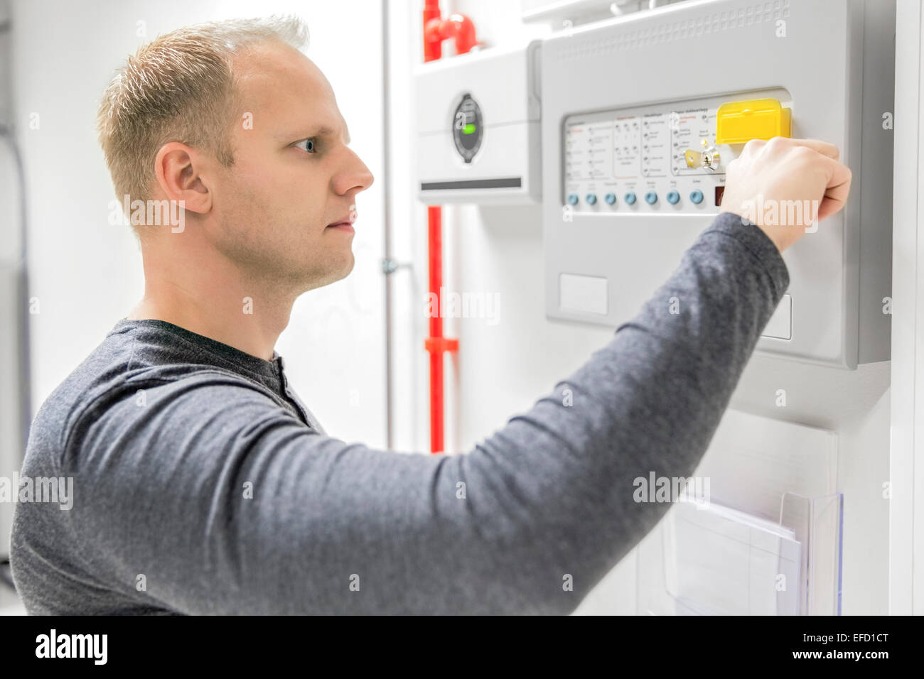 Testpanel Feuer Techniker im Rechenzentrum Stockfoto