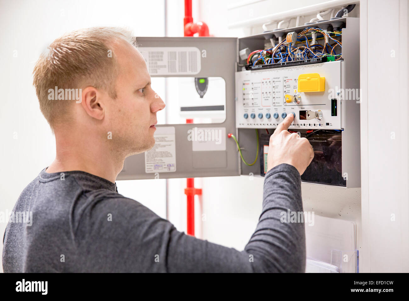 Techniker überprüft BMZ im Data center Stockfoto