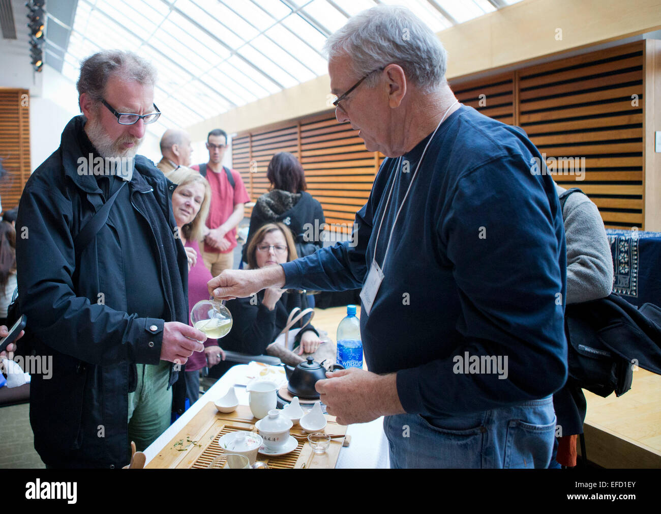 Toronto, Kanada. 31. Januar 2015. Aussteller (R) lädt zum Tee Geschmack während der 3. Toronto Tee Festival in Toronto, Kanada, 31. Januar 2015. Ab Samstag, bietet die zweitägige Veranstaltung Möglichkeiten für Tee-Liebhaber, die spannende Auswahl an Spezial-loser Blatt-Tee und ihre unterschiedlichen Kulturen zu erkunden. Bildnachweis: Zou Zheng/Xinhua/Alamy Live-Nachrichten Stockfoto