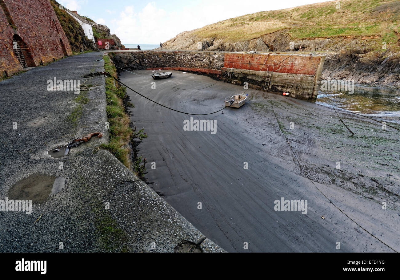 Der Hafen von Porth Gain, Pembrokeshire bei Ebbe Stockfoto
