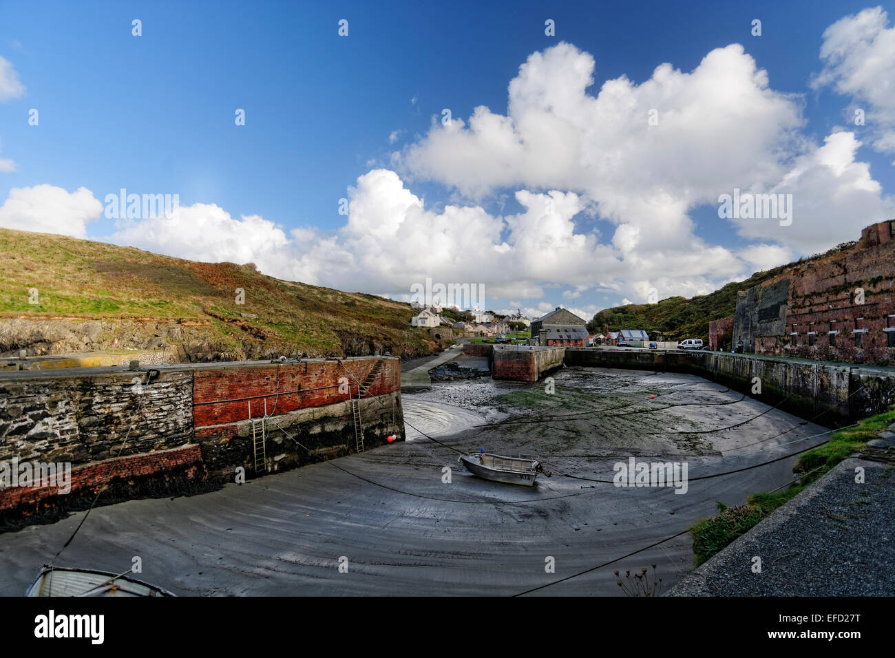 Der Hafen von Porth Gain, Pembrokeshire bei Ebbe Stockfoto